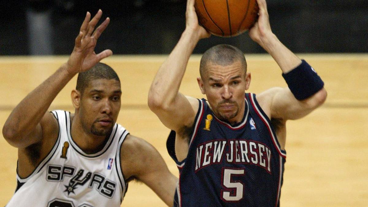 RANG 10 - SAN ANTONIO SPURS vs. EASTERN CONFERENCE: Die Spurs-Dynastie um Tim Duncan (l.) beendet in den Finals bis 2007 die Glanzzeit von diversen Spitzenteams. 1999 Patrick Ewings Knicks, 2003 Jason Kidds (r.) und Vince Carters Nets, 2005 die der Pistons um Chauncey Billups und schließlich 2007 jene von LeBron James' ersten Cavs. Nach seiner Rückkehr aus Miami sind diese das einzige Team, das seit einer Pleite gegen die Spurs wieder in die Finals kamen
