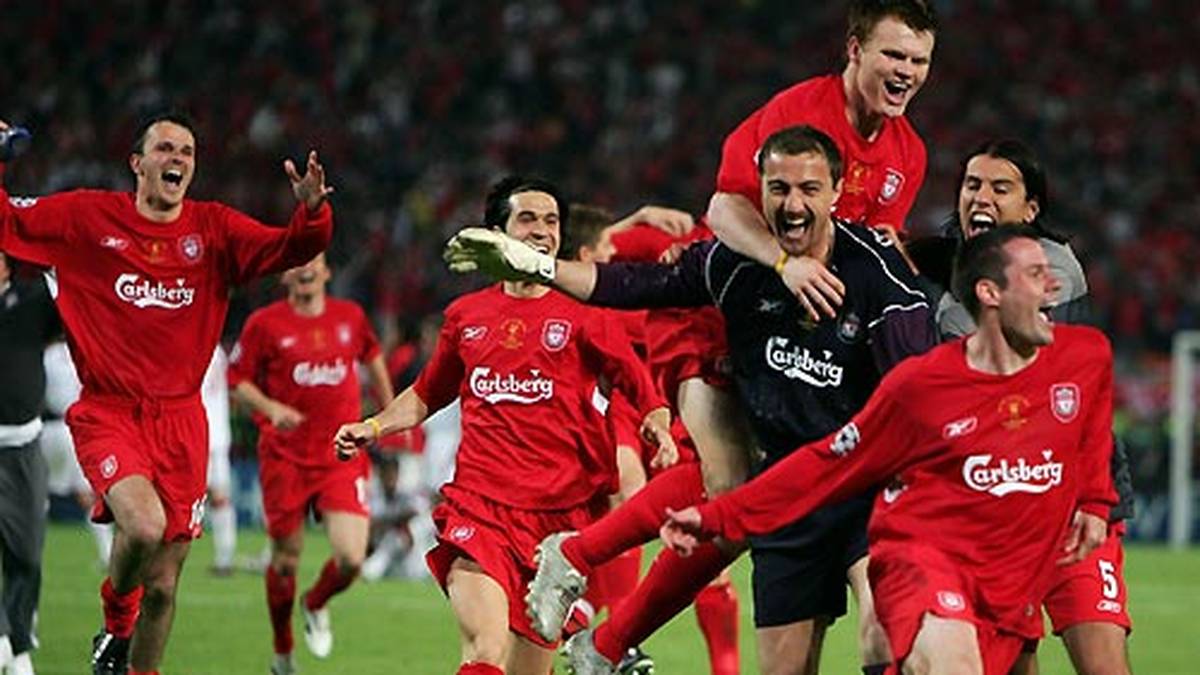 Fußball - Champions-League-Finale 2005: Der FC Liverpool mit Dietmar Hamann (l.) liegt zur Halbzeit 0:3 gegen den AC Mailand hinten. Nach Ende der regulären Spielzeit steht es 3:3, im Elmeterschießen setzt sich Liverpool dann mit 3:2 durch