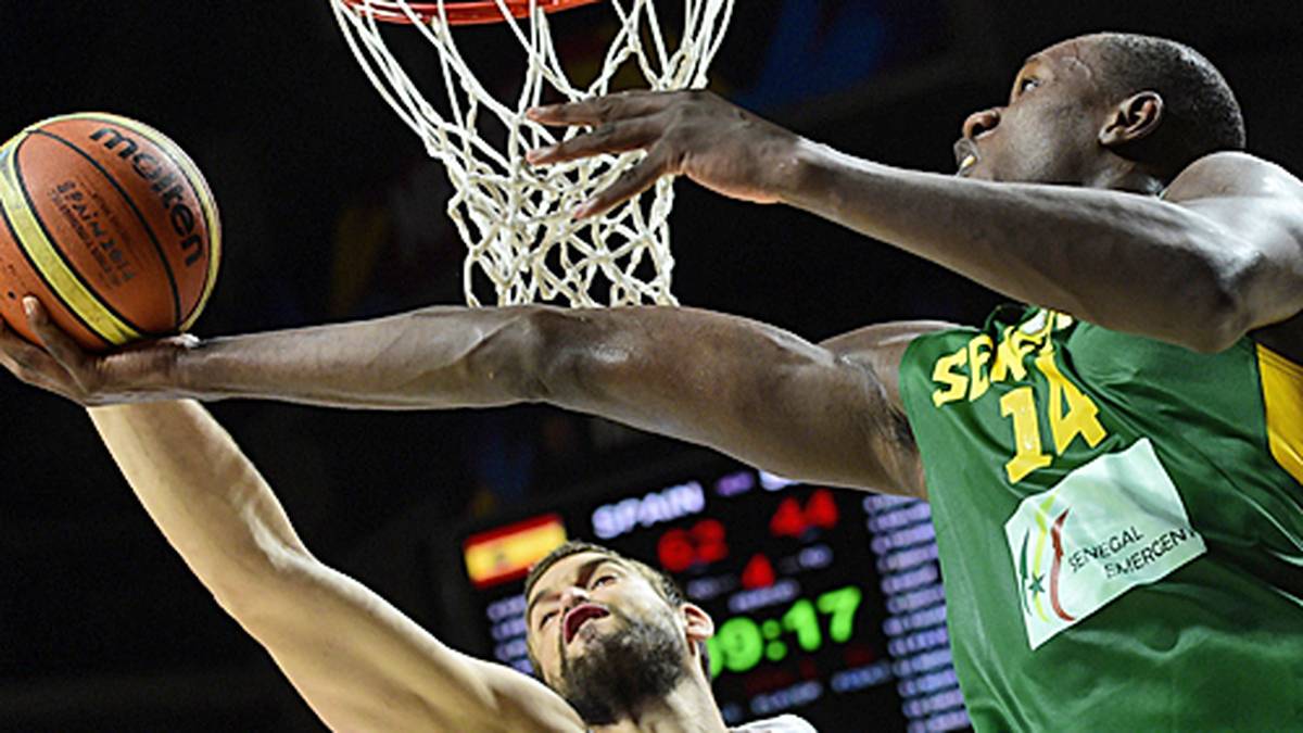 Marc Gasol geht weit ernsthafter an die Sache ran und blockt vier Würfe des Senegal. Dazu erzielt er neun Punkte, greift sich sechs Rebounds und gibt vier Assists. Sein Bruder Pau ist mit 17 Zählern Topscorer, der 89:56-Sieg letztlich nur Formsache