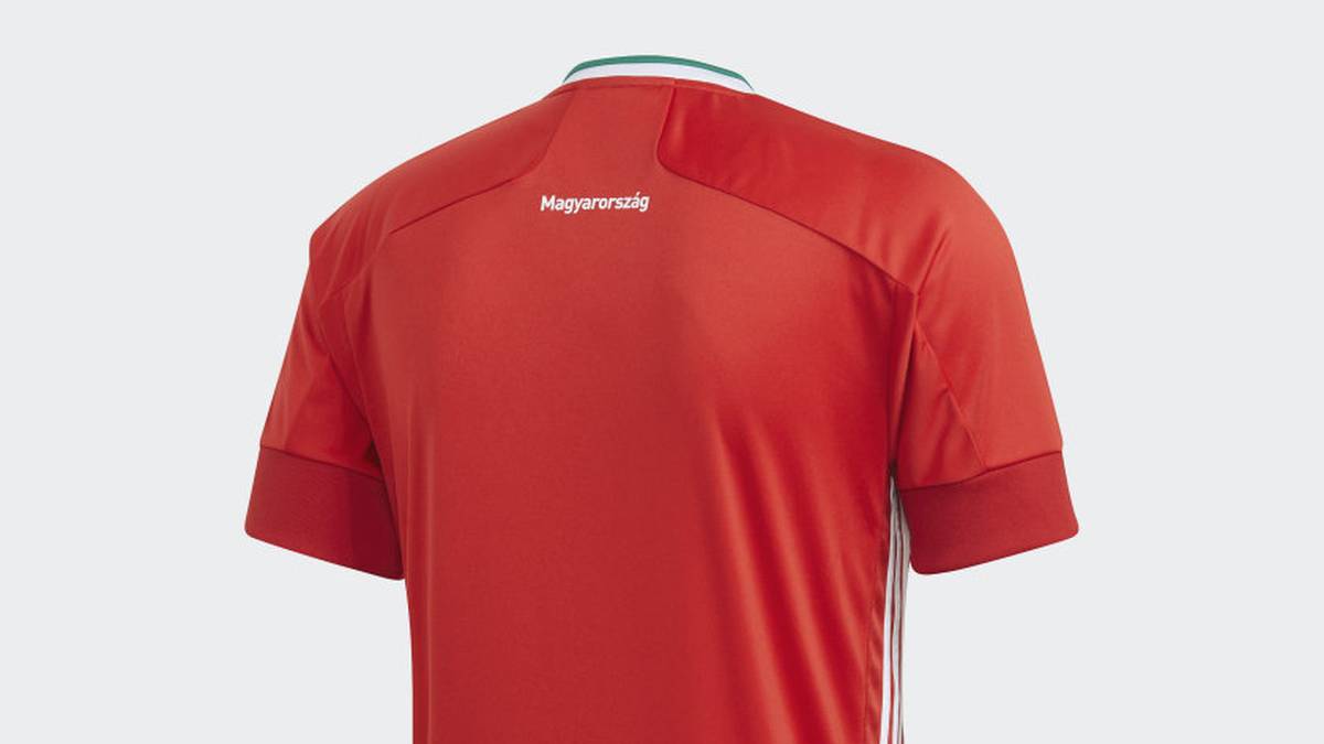 Ein "magyarország"-Zeichen ist hinten am Kragen aufgedruckt.