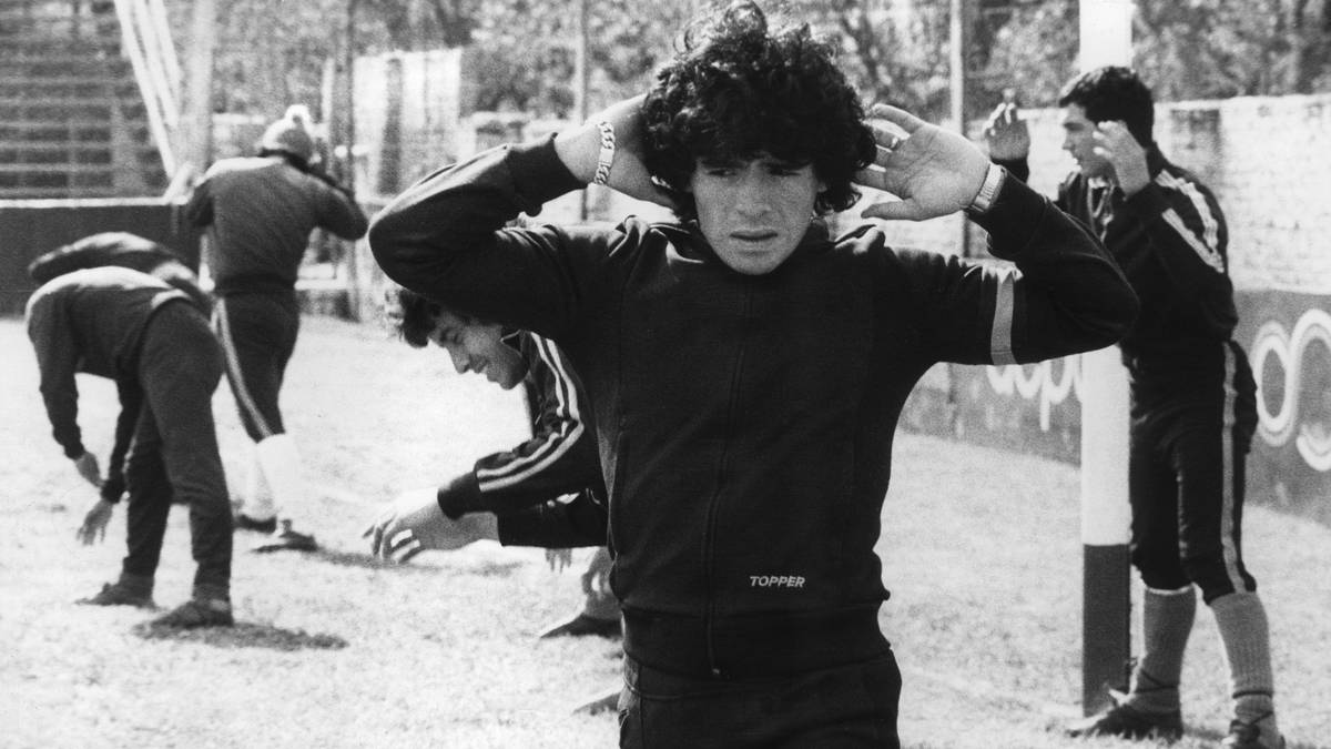 DIEGO MARADONA (Argentinos Juniors): Und auch sein Talent zeigte sich natürlich frühzeitig. Schon mit 15 debütierte Maradona 1976 in der ersten Mannschaft - der Rest ist Geschichte