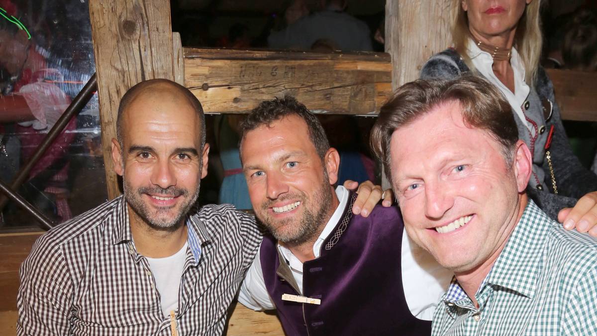 Sichtlich erfreut über den Besuch von Ex-Bayern-Trainer Pep Guardiola am Montagabend im Käfer Zelt, waren seine ehemaligen Bundesliga Trainerkollegen Markus Weinzierl (M) und Ralph Hasenhüttl