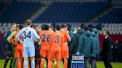 Mindestens eine weitere Person hat sich bei der Partie zwischen PSG und Basaksehir im Ton vergriffen