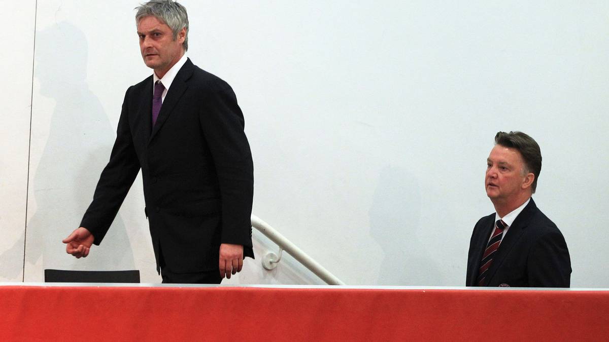 Das Duo hat wenig Erfolg. Nach einem 0:6 beim von Louis van Gaal (r.) trainierten FC Bayern ist die Zeit Vehs in Hamburg abgelaufen