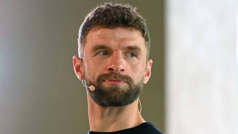 Angesprochen auf die Titelchancen Deutschlands bei der WM 2026 zieht Thomas Müller einen Vergleich zum Turnier von 2010. Zudem fordert er von Fußball-Deutschland eine andere Herangehensweise. 