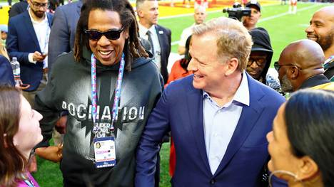 Die NFL wird trotz der Vergewaltigungsvorwürfe gegen den Rapper Jay-Z weiter mit ihm zusammenarbeiten. Das bestätigt NFL-Commissioner Roger Goodell auf einer Pressekonferenz.