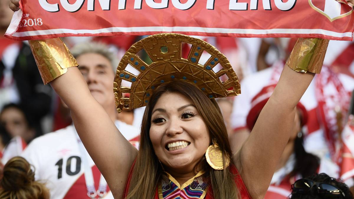 Dieser Fan jubelt für Peru. Der Haarschmuck und die Ohringe glänzen in Gold