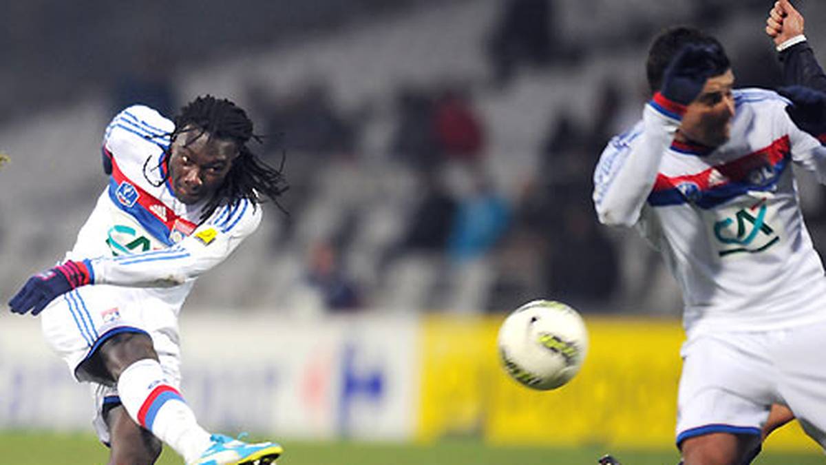 Als drittem Spieler in der Saison 2011/12 gelingen neben Gomez und Messi (fünf Tore) Bafetimbi Gomis vier Treffer in einer Partie. Beim 7:1 von Olympique Lyon bei Dinamo Zagreb ist er der Matchwinner