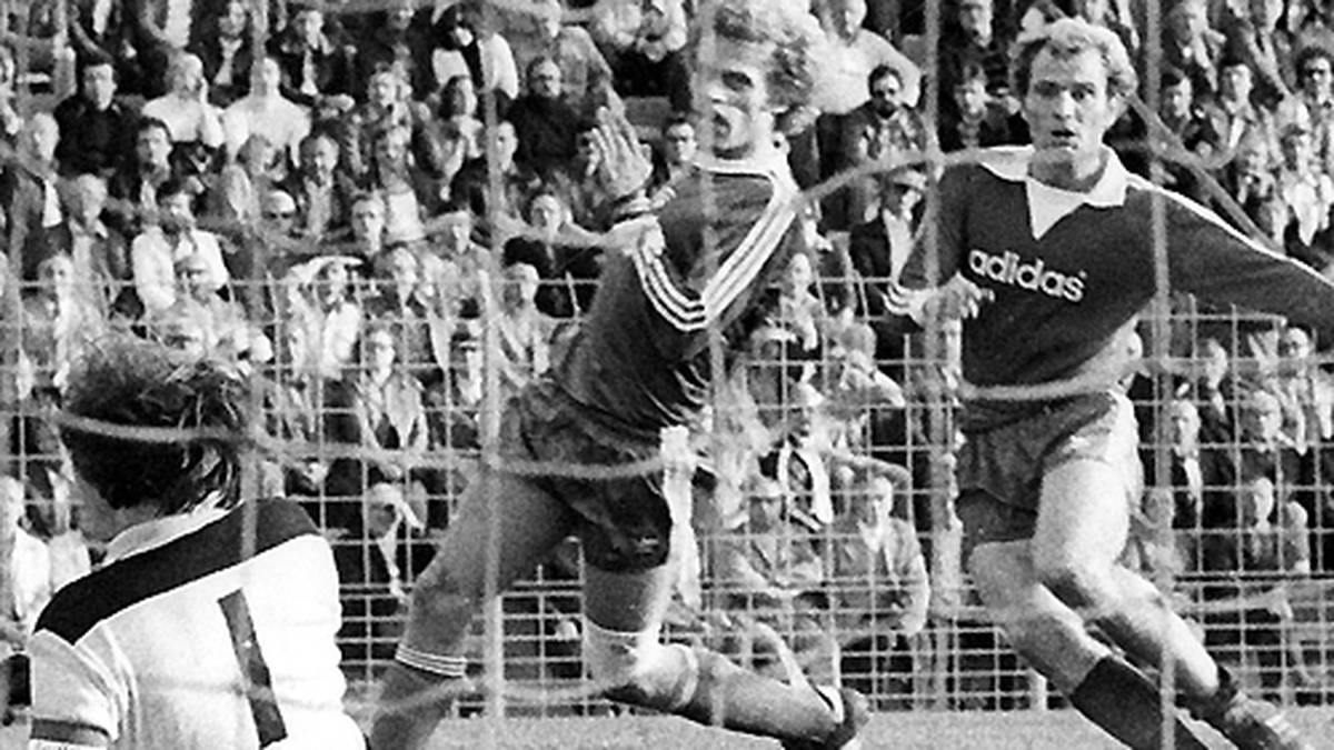Fußball - Bundesliga 1976: 0:4 liegt der FC Bayern (r., Uli Hoeneß) gegen den VfL Bochum schnell zurück, dann drehen Gerd Müller und Co. auf - am Ende heißt es 6:5 für die Münchener