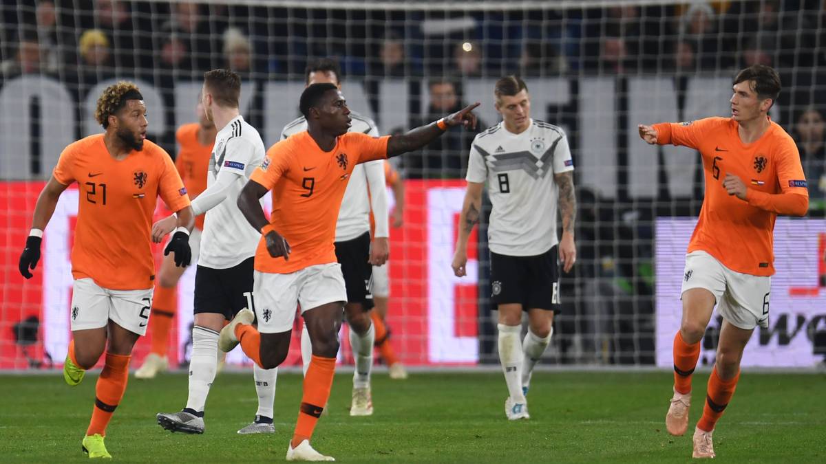 "Telegraaf": "Meisterhaftes Comeback von Oranje in Deutschland. Die niederländische Elf hat sich auf großartige Weise für die Finalrunde der Nations League qualifiziert."