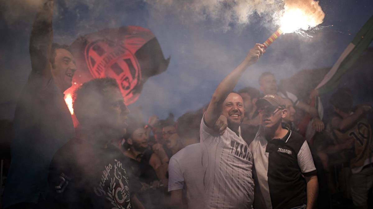 Das Tor ruft Ekstase auf dem Piazza San Carlo in Turin hervor. Auch Pyro-Technik kommt zum Einsatz