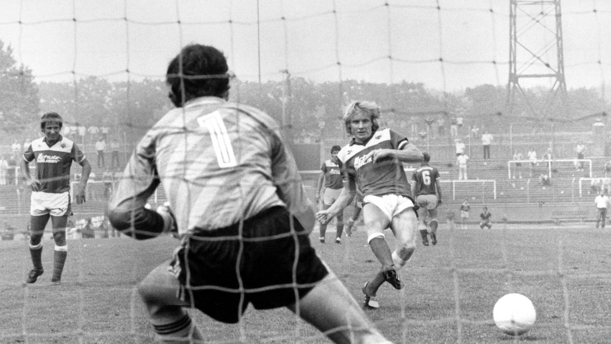 Auch wenn RWO nur im Mittelfeld der Tabelle landet, krönt sich Burgsmüller mit 29 Treffern erstmals zum Torschützenkönig – leider nur in der 2. Liga