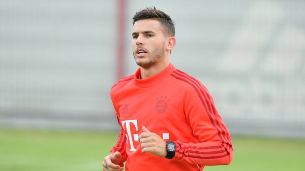 Lucas Hernández steigt am Dienstag ins Mannschaftstraining der Bayern ein