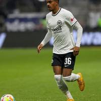 Fußball-Bundesligist Eintracht Frankfurt hat Offensivspieler Ansgar Knauff fest verpflichtet und mit einem Vertrag bis 2028 ausgestattet.