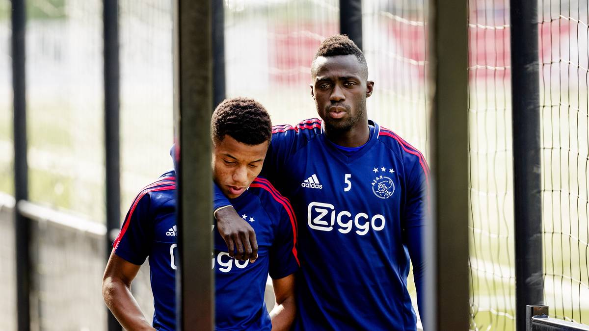 PLATZ 10: DAVINSON SANCHEZ. Lange Zeit hatten die Tottenham Hotspur keinen einzigen Cent für Neuzugänge ausgegeben - dann folgte der Rekordtransfer des Klubs. 40 Millionen Euro war den Spurs der 21 Jahre junge Verteidiger von Ajax Amsterdam (r.) wert. Am vergangenen Wochenende debütierte der Kolumbianer in der Liga