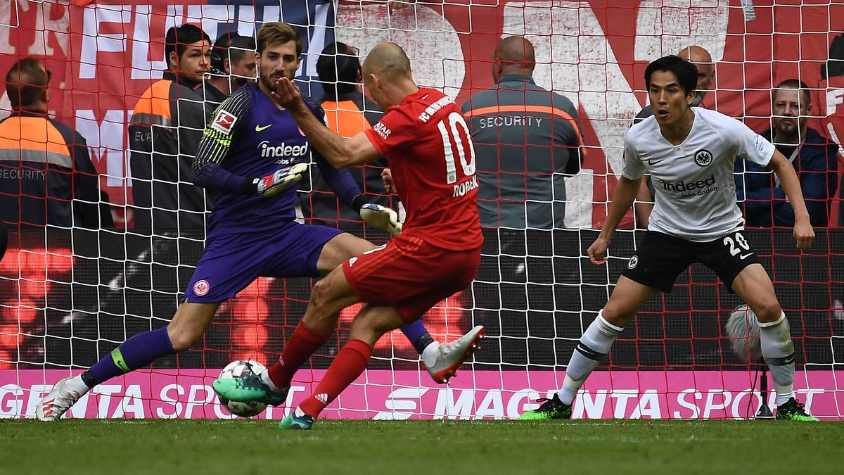 Alles klappt dann aber doch nicht. In der 82. Minute scheitert Robben aus kurzer Entfernung an Kevin Trapp - und wirft sich ehrgeizig wie eh und je aus Verzweiflung auf den Boden. Es wäre sein 100. Bundesliga-Tor gewesen