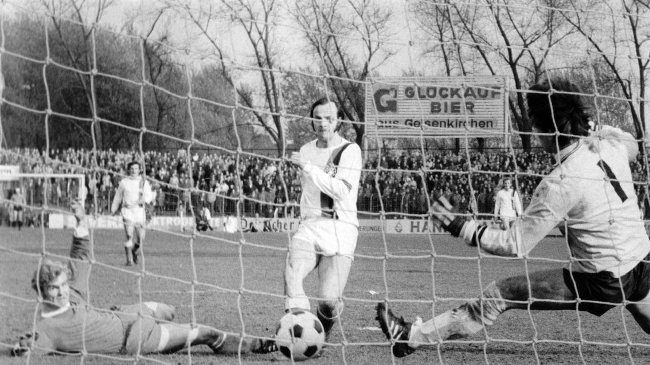 Bielefelds Gerd Roggensack erzielte das einzige Tor im Skandalspiel zwischen Schalke und Arminia