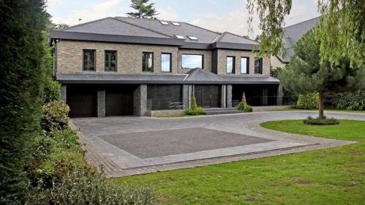 sowie ausreichend Stellplätzen für die 1,5-Millionen-Karosserien ihres Eigentümers