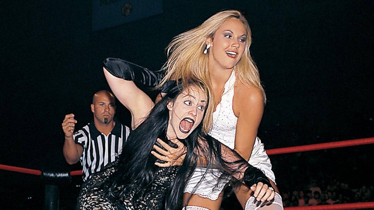 Keibler stieg schließlich auch selbst in den Wrestling-Ring, hier in einem Match gegen Daffney