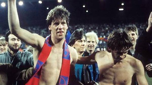Europacup-Nacht 1986 in der Grotenburg: Wolfgang Funkel (mit Schal, neben Matthias Herget) nach dem legendären Viertelfinale zwischen Bayer Uerdingen und Dynamo Dresden 