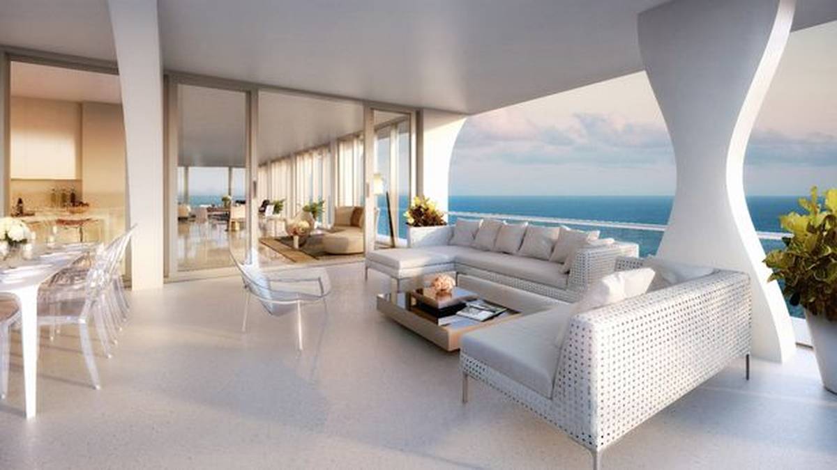 Mit vier Badezimmern und drei Schlafzimmern bietet Costas Luxuswohnung reichlich Platz für Gäste