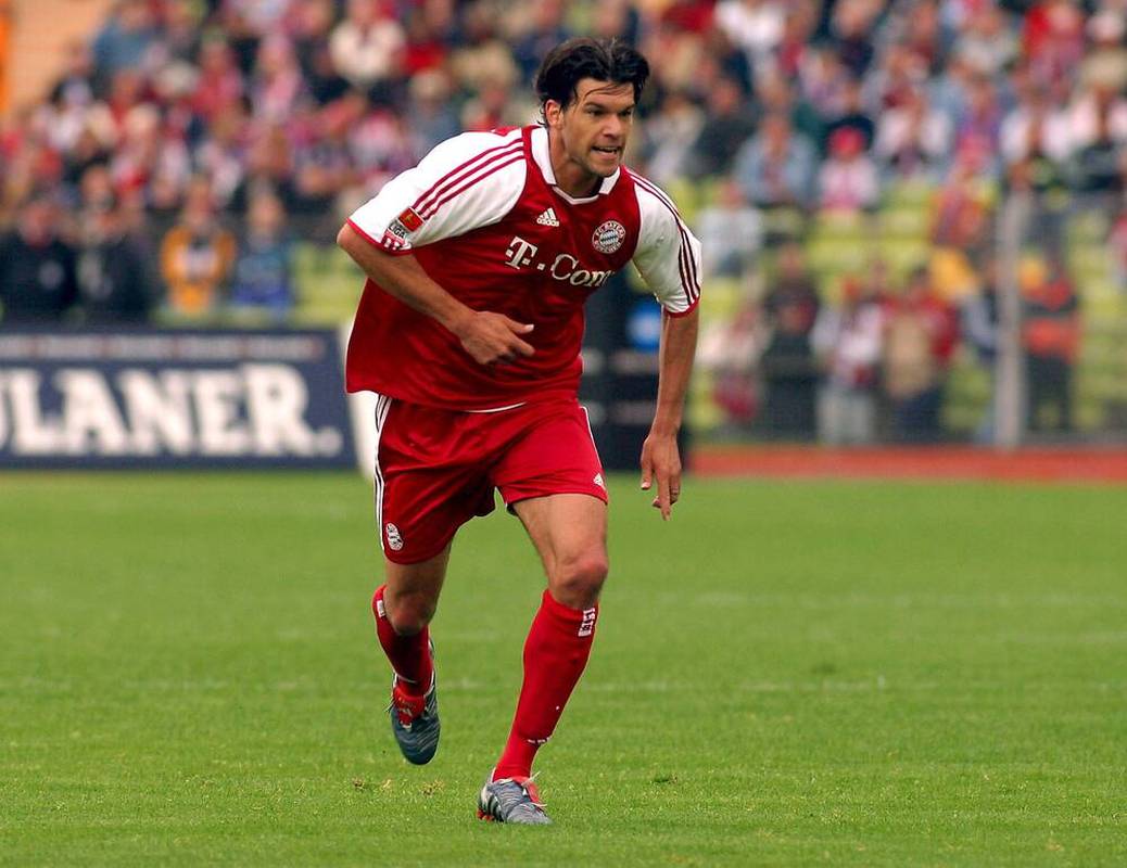 Rotes Trikot mit weißen Ärmeln: So lief der FC Bayern um Michael Ballack auch in der Saison 2003/04 auf