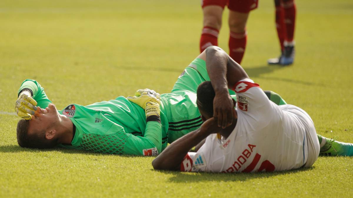 Schmerzhafter Zusammenprall: FCI-Keeper Martin Hansen landet nach einem Luftduell mit Jhon Cordoba mit seinem Rücken auf dem Fuß des Mainzers. Für beide geht es aber weiter