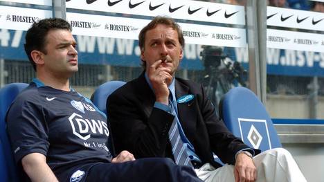 Trainer Peter Neururer (re.) raucht neben Mannschaftsarzt Dr. Karl Heinz Bauer (beide Bochum) eine Zigarette