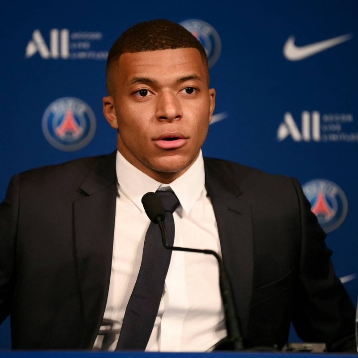 Kylian Mbappé hat Berichten widersprochen, wonach er in seinem neuen Vertrag bei Paris St. Germain ein Mitspracherecht zusichern ließ. Auch Klubboss Nasser Al-Khelaifi äußert sich.