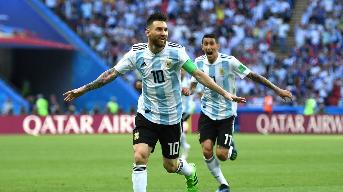 Messis Laufbahn in der Nationalmannschaft ist dagegen keine reine Erfolgsgeschichte. Der WM-Titel blieb dem begnadeten Linksfuß verwehrt. Dennoch wurde er in seiner Heimat elf Mal zum Fußballer des Jahres gekürt. Seine 65 Tore für die Albiceleste sind ebenfalls Landesrekord