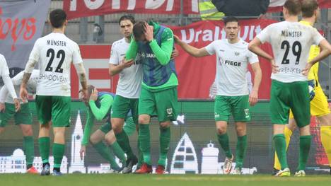 Das Spiel zwischen Rot-Weiss Essen und Preußen Münster in der Regionalliga West wurde nach einem Böllerwurf abgebrochen