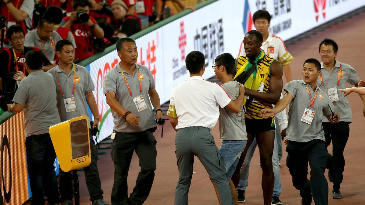 Wenig später versucht ein Zuschauer zu Bolt auf die Tartanbahn zu springen. Die Sicherheitskräfte können dies gerade noch verhindern
