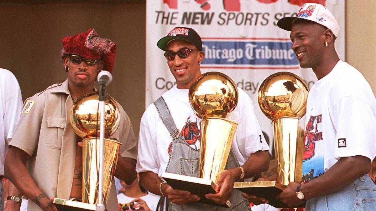 Dennis Rodman (l.), Scottie Pippen (M.) und Michael Jordan (r.) holten mit den Chicago Bulls 1998 ihren letzten Titel
