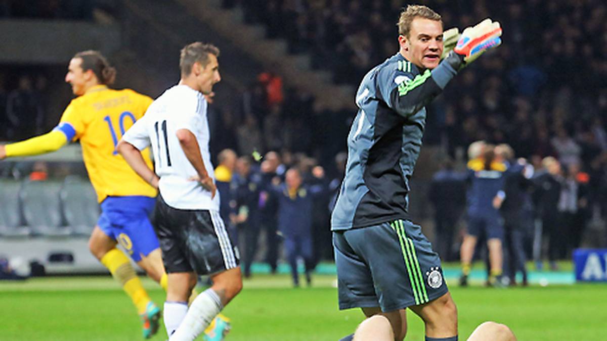 Fußball - WM-Quali 2012: Die deutsche Nationalmannschaft schießt sich bis zur 55. Minute mit 4:0 in Führung, doch dann spielt nur noch Schweden in trifft dreimal - in der Nachspielzeit machen die Skandinavier dann die Sensation perfekt und gleichen zum 4:4 aus