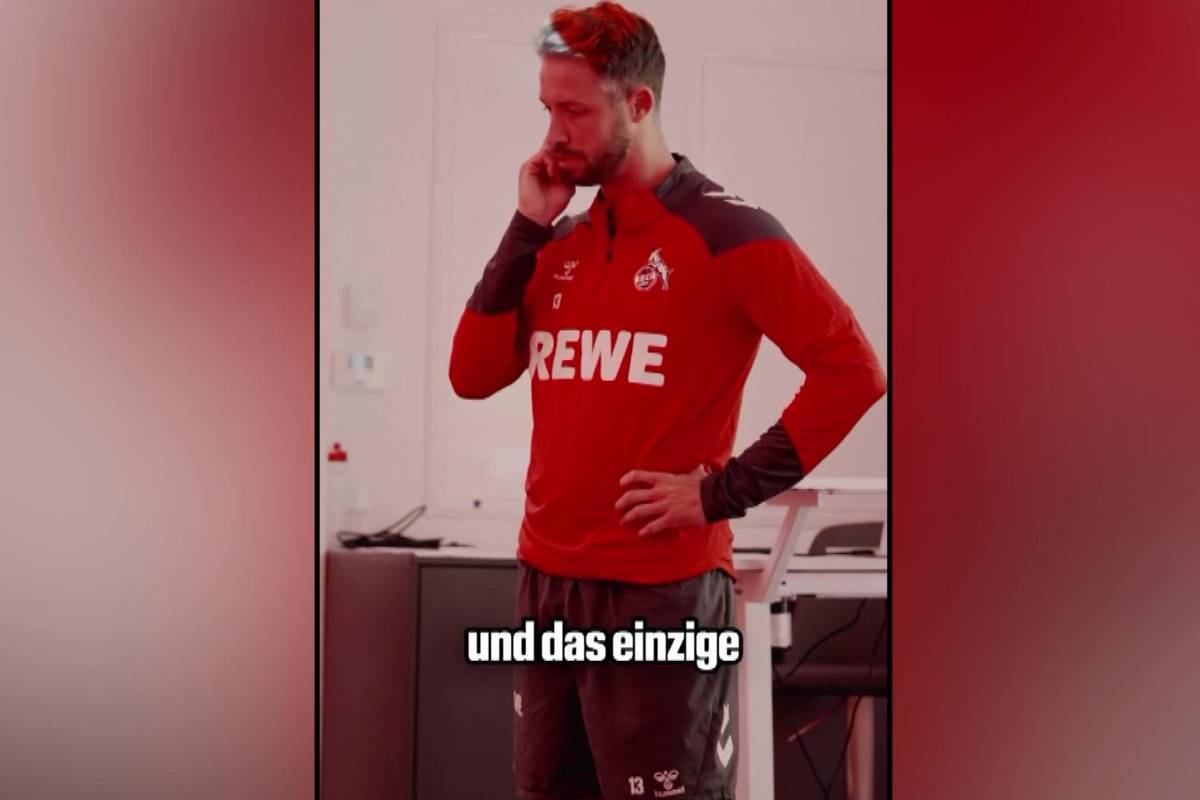 Mark Uth wird am Ende der Saison seine aktive Karriere beenden. Unter Tränen verkündet er seine Entscheidung vor seinen Teamkollegen.