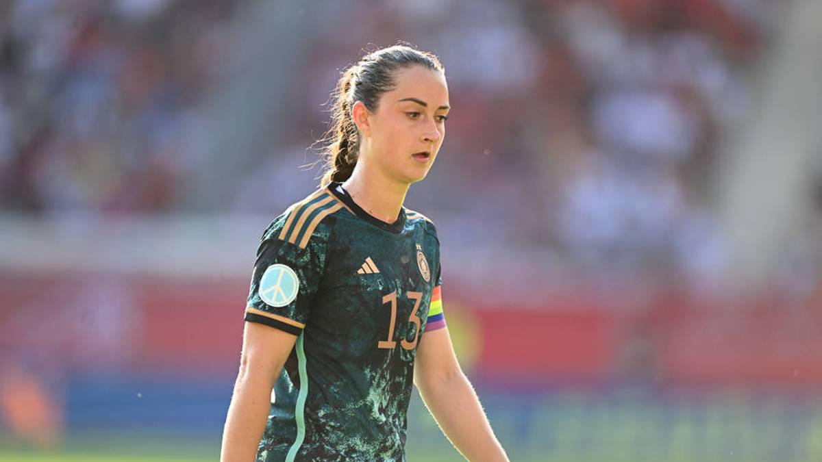 Sara Däbritz ist 28 Jahre alt und spielt beim französischen Verein Olympique Lyon. Bislang absolvierte die gebürtige Ambergerin 97 Länderspiele und schoss 17 Tore. Sie wurde 2016 mit der Nationalmannschaft Olympiasiegerin