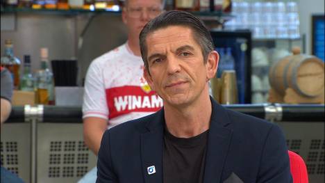 Im Bundesliga-Spiel zwischen dem 1. FC Köln und Union Berlin kam es zum VAR-Check, da Alidou im Strafraum der Kölner mit der Hand am Ball war. Schiedsrichter Deniz Aytekin gibt Einblicke in den Funkverkehr zwischen ihm und dem VAR.