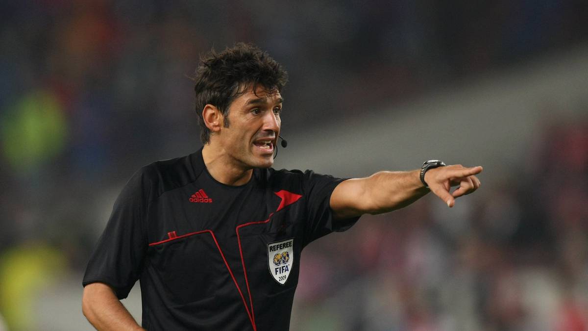 Platz 4: Massimo Busacca (Schweiz)                                                                               Nachdem die Fans von Young Boys Bern FIFA-Referee Massimo Busacca im Spiel gegen Baden mit "Busacca, Busacca – va fa un culo!" Zu Deutsch: "Busacca, du Arschloch!" beleidigt hatten, zeigte dieser den Fans den Mittelfinger. Vom schweizer Verband wurde er daraufhin für drei Spiele gesperrt