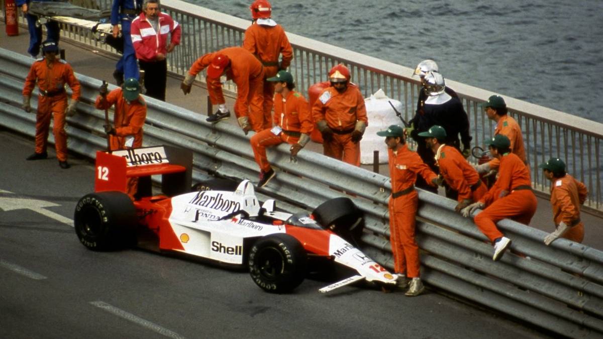 Ein ähnliches Gefühl ereilte Senna im Rennen. Wie im Rausch fährt er sich einen Vorsprung von fast einer Minute heraus. Dennoch lässt der Brasilianer nicht locker und gibt weiterhin Vollgas. In der 67. Runde kracht Senna nach einem Fahrfehler in die Mauer. Senna kehrt daraufhin nicht in die Box zurück, sondern flüchtet direkt in sein Appartement 