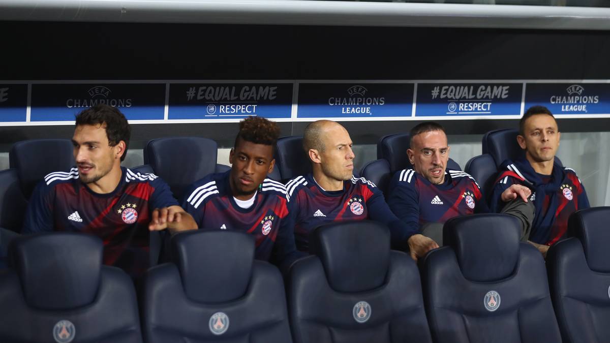 Bei der Besprechung vor der Abfahrt ins Stadion heftet Ancelotti vor der versammelten Mannschaft lediglich ein Blatt mit der Startelf an die Wand und verschwindet kommentarlos. Entsprechend groß ist der Frust der Aussortierten