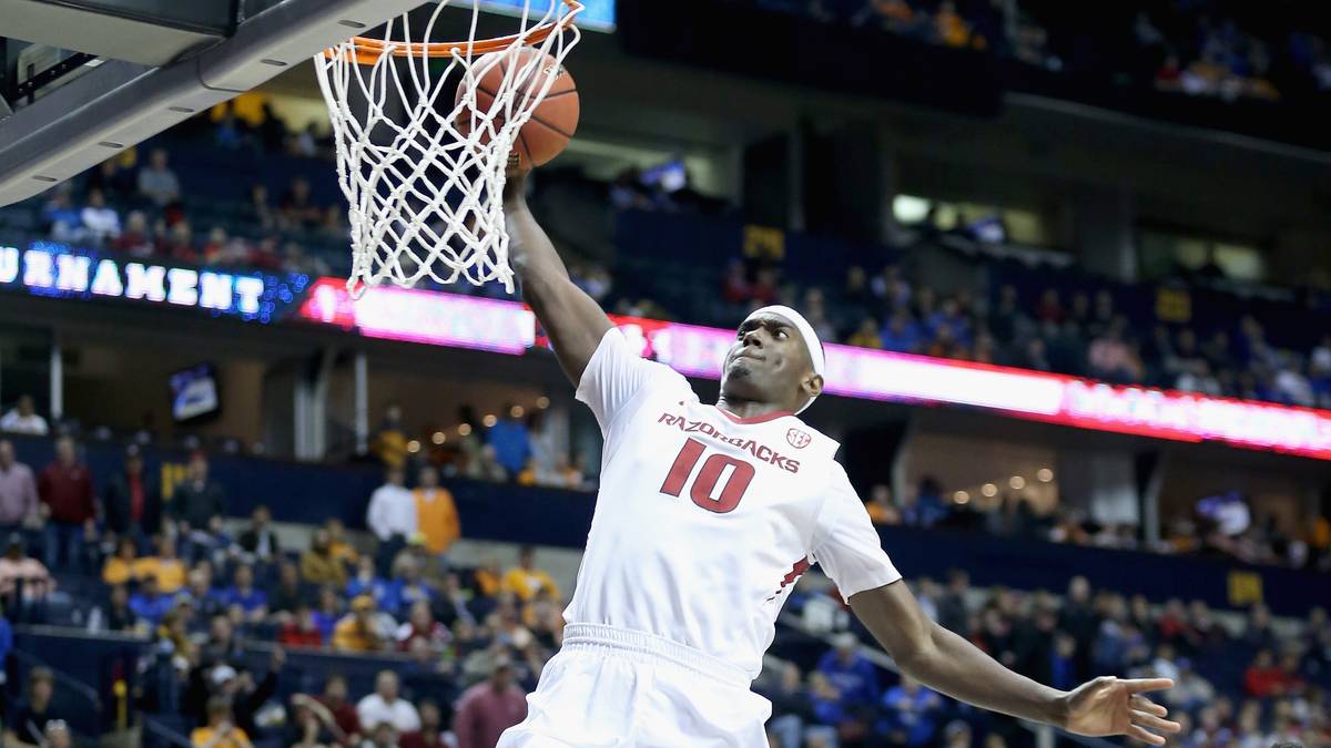 BOBBY PORTIS (Forward, Sophomore): Arkansas Razorbacks - 17,5 Punkte, 8,6 Rebounds. Der Lokalheld aus Little Rock ist die Konstanz in Person. Nur zweimal schafft er 2014/15 keine zweistellige Punktausbeute. Arkansas ist auch dank des kraftvollen Forwards das zweitbeste Team der SEC nach Kentucky