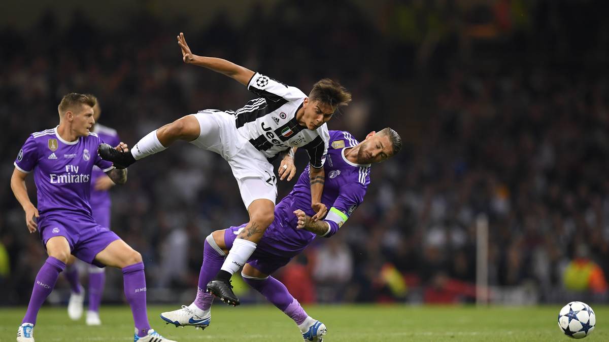 Danach versteht Real es, das Spiel sukzessive ins Mittelfeld zu verlagern. Da holt sich Paulo Dybala, hier quer in der Luft hängend, die erste gelbe Karte der Partie ab