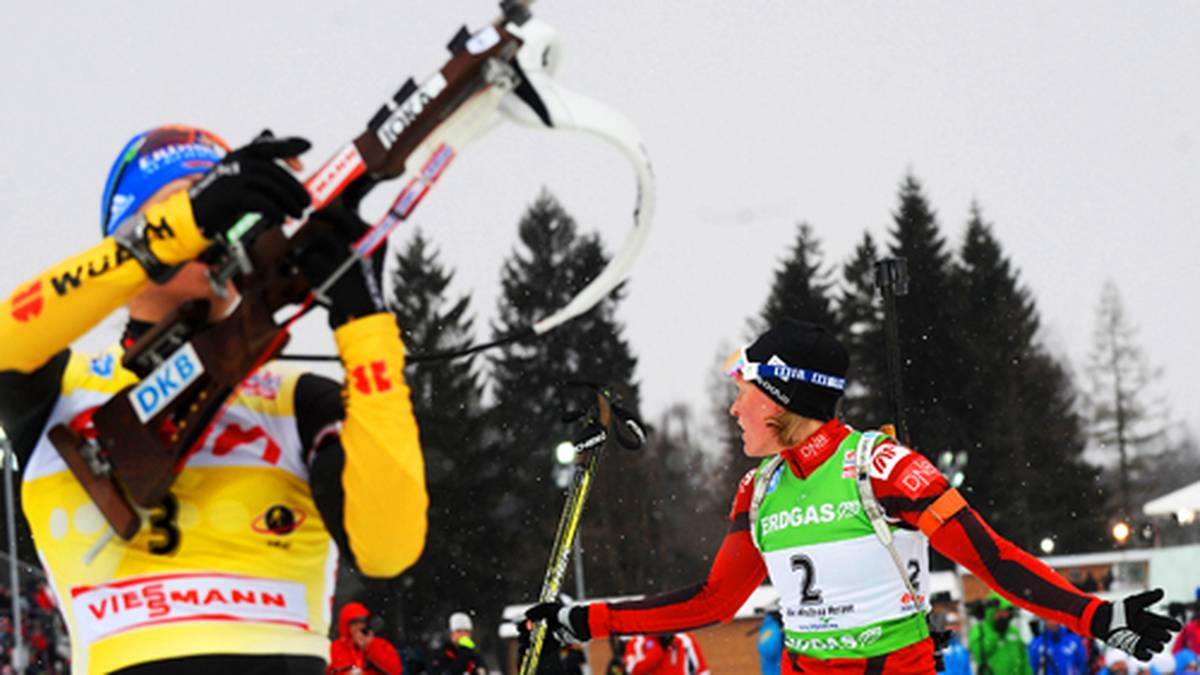 Gössners gute Freundin Magdalena Neuner sorgt 2012 für den Aussetzer der Saison. In Führung liegend schießt Neuner beim Verfolgungsrennen in Nove Mesto beim letzten Schießen auf die falschen Scheiben. Statt Platz eins wird es am Ende nur Rang acht. Kein Wunder, dass Neuner sofort kopfschüttelnd das Stadion verlässt und wortlos in die Kabine flüchtet. "Ich musste erstmal kurz heulen, ich geb's ehrlich zu", sagt sie hinterher