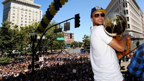 Stephen Curry (hier bei der Meisterparade 2018) führte die Golden State Warriors zum siebten NBA-Titel der Franchise-Geschichte