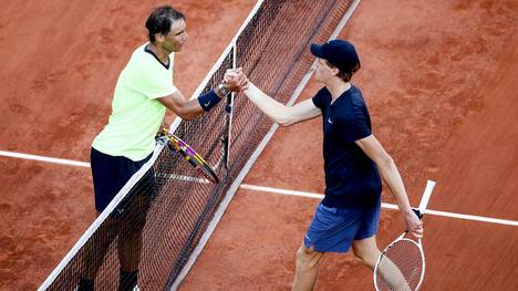 Rafael Nadal (l.) verteidigt Jannik Sinner