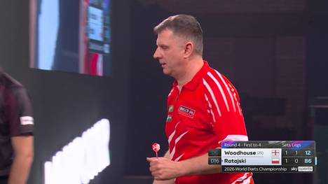 Luke Woodhouse verliert das zweite Leg im dritten Satz gegen Krzysztof Ratajski, obwohl er acht perfekte Darts spielt.