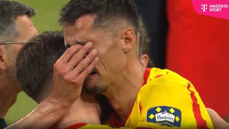 Nach dem ersten Pokalgewinn in der Vereinsgeschichte wird es emotional. Vielen Spielern und Verantwortlichen überkommen Tränen, die Fans feiern ausgelassen mit Pyro.