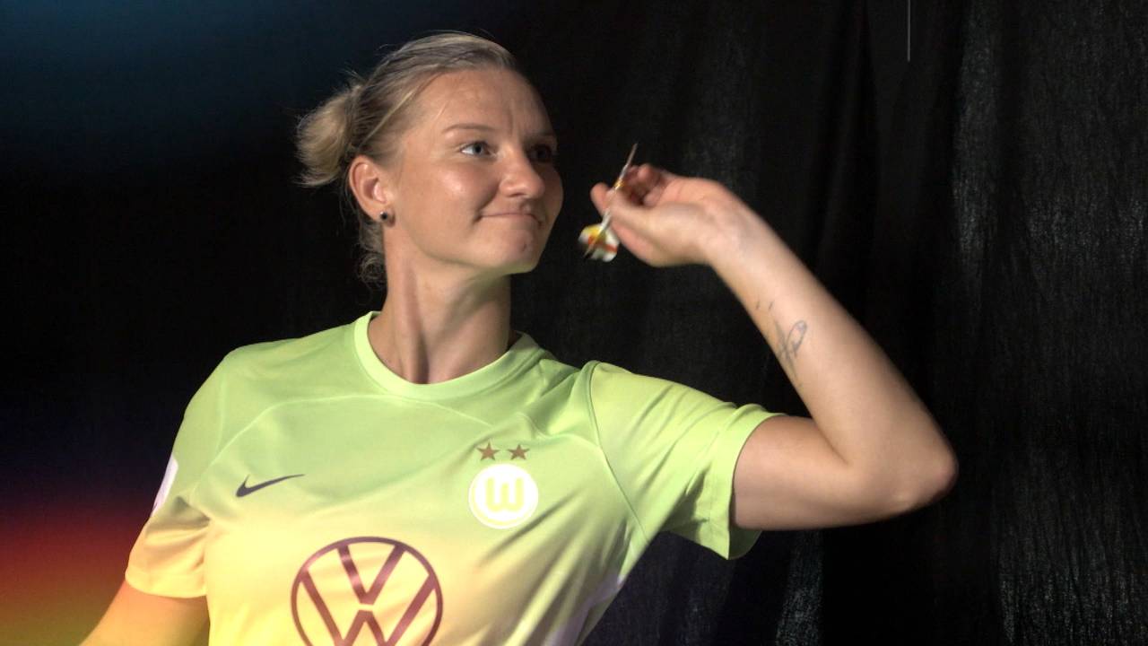 Darts-WM 2024: Frauen Fußballerinnen trainieren am Dartboard