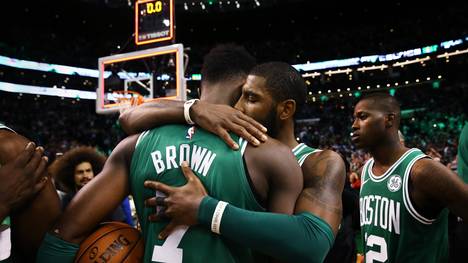 Kyrie Irving (M.) von den Boston Celtics nimmt Jaylen Brown in die Arme
