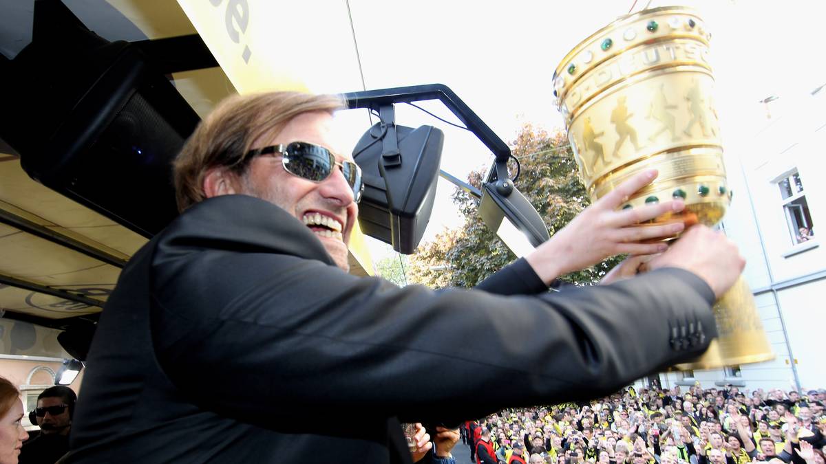 TRAINER: JÜRGEN KLOPP - Haarscharfer Sieger vor Champions-League-Siegertrainer Ottmar Hitzfeld, der natürlich genauso gut hier stehen könnte. Wie Klopp den BVB aber nach seinem tiefen Fall wachgeküsst hat und wieder zu internationaler Klasse führte, ist aber eben doch mindestens genauso beeindruckend